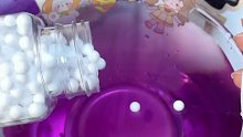 用紫色胶带粘白色泡沫水球吧