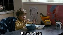 约翰看着年幼的孩子，他多么想陪伴他长大！
