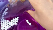 粘紫色泡沫水球，并捏爆它哦