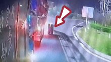 监控还原离奇一幕：即将到服务区大货车轮胎脱落