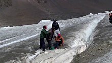 有一位游客掉到冰缝里了，藏族同胞飞奔过来救人