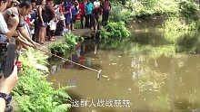 水塘里似有异物，村民拿小鱼试探，刚放水里就不见了！