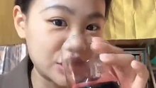 女孩喝舍友家里酿的桑葚酒下一秒就让人尴尬不己