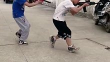 两个小男孩配合默契，一套动作行云流水。网友：该说不说比我小时候强多了。