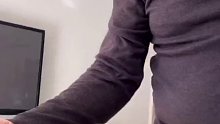爸爸手机上遇到不懂的问儿子，为什么自己的“收到”跟别人的不在同一边