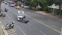 逆行还横穿马路 骑行男子被撞飞