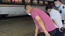 上车时身份证掉高铁轨道里了。人在囧途！好在有暖心小哥哥