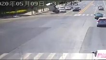 一辆小货车在路口等红绿灯时莫名被掀翻