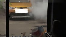 男子买二手新能源车半夜自燃 ：知情人：刚买8个月，车烧废了