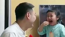 爸爸给女儿剪刘海，女儿这个刘海好好笑，可是它长在我头上