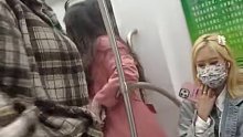 地铁上的一幕！母女俩认为男的一直盯着女孩看，男的则感觉被冤枉…