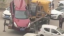 红车占别人车位，拒绝挪车还骂人，车位主人怒用三辆车围堵，最后红车车主找吊车解围！