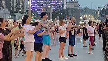 外国运动员融入广场舞队伍中