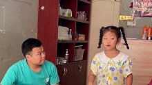 6岁女儿帮聋哑爸爸翻译，跟顾客进行交流，努力给别人介绍她爸爸有多优秀