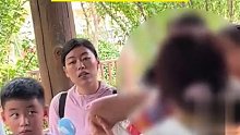 女子插队被说想要骂回去，儿子慌忙捂嘴劝离