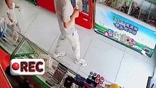 宝宝帮妈妈看店，跟在客人身后叮嘱其扫码