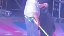 马戏团表演过程中，小熊拒不配合演出被棍打