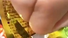 男子商场选购零食，发现包装有遮挡，撕开后看到地址在日本