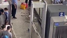 车站过安检时，一桶黄鳝散落一地旅客手足无措，工作人员也都懵了