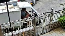 快递小哥在院子外投快递，没想到男子回到家竟毫不犹豫的把它送走