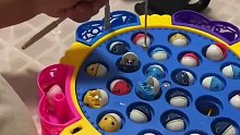 萌娃玩转盘钓鱼玩具，钓不到直接上手卡BUG
