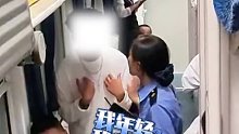 火车上年轻男子不同意调换座位，与大妈发生争执 大妈破口大骂
