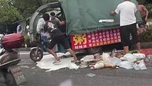 路边小贩看到城管来跑路时，因为走得匆忙，很多食材都打翻在地