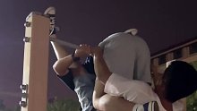 俩男生军训期间整活，爬上单杠轮番转圈，网友：这不妥妥的军训显眼包!