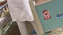 准妈妈胎心监测不过关，护士拿不锈钢盆对着肚子敲，宝宝：大早上就有人装修吗