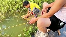 小朋友用破木棍钓鱼，下秒直接上鱼庆祝，大叔：新手保护期罢了..哈哈