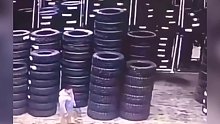 轮胎厂惊险的一幕，工人操作失误发生意外，不料下一秒倒地不起！