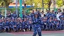 女生军训表演才艺，摇身一变，直接变身巴啦啦小魔仙