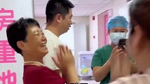 女子为丈夫生下小棉祆，丈夫和婆婆在产房外心疼落泪