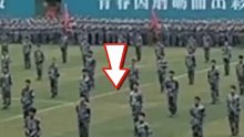 军训汇演时侧倒的方向反了，“卧错沙场君莫笑”