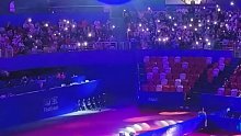 亚运女子乒乓球团体半决赛开场，观赛区直接变成演唱会现场