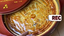 男子送月饼兜兜转转，又回到自己手里，合着就你一个人花了钱啊