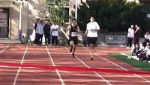 高中最后一场校运会，接力赛的选手们手拉手一起冲过终点