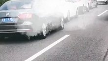 大家都在高速上排队缓行，唯独有些“大聪明”要走应急车道