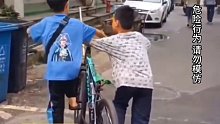 两个小孩儿配合骑一辆自行车，方向把控自如
