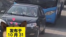 女司机开车起步困难，后车都静静地等待无人催促