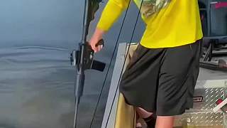 獵人用槍狩獵鱷魚