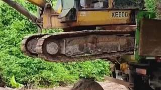 挖掘機(jī)下車神操作！
