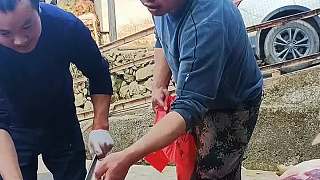 大哥買肉真挑剔