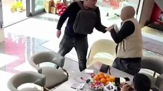 現(xiàn)在這人也忒大膽了吧！