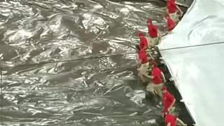 為什么球場下雨鋪防水布的時候