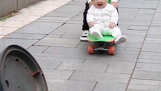 哥哥不慎把弟弟推到下水井里，狗狗發(fā)現(xiàn)后，立即跑去尋找大人