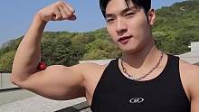 极限臂力挑战，韩国小哥一对一单挑比拼肱二头肌