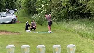 高爾夫球挑戰(zhàn)，三局兩勝比拼誰打爆的瓶子更多