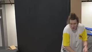 疊羅漢挑戰(zhàn)，老哥要挑戰(zhàn)看看自己能承受幾層床墊