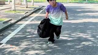 正義的小男孩有勇有謀，太機(jī)智了！成功救出了女孩